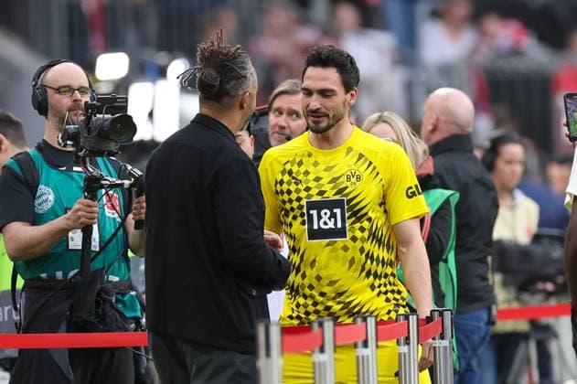 l-r: Fussballexperte Patrick Owomoyela und Mats Hummels 15 (Borussia Dortmund), FC Bayern Muenchen vs. Borussia Dortmund, Fussball, 1. Bundesliga, 27. Spieltag, 30.03.2024 DFB regulations prohibit any use of photographs as image sequences and or quasi-video Muenchen Bayern Deutschland