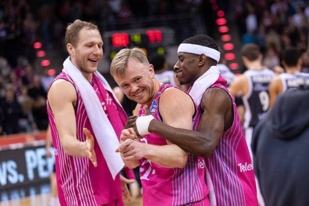 Bilder des Jahres 2024, Sport 03 März Sport Themen der Woche KW13 Christian Sengfelder, Harald Frey, Glynn Watson Telekom Baskets Bonn nach Sieg vs. RASTA Vechta BBL Saison 2023 2024 - 26. Spieltag