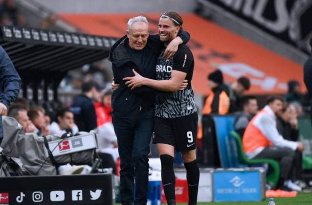 Bilder des Jahres 2024, Sport 03 März Sport Themen der Woche KW13 Jubel Trainer Christian Streich (SC Freiburg) Lucas Höler (SC Freiburg), v.li. 30.03.2024, Fussball Saison 2023 2024, 1. Bundesliga, 27. Spieltag, Borussia Mönchengladbach - SC Freiburg 0:3 Moenchengladbach Borussia Park Nordrhein Westfalen Deutschland