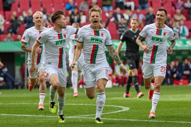 Bilder des Jahres 2024, Sport 03 März Sport Themen der Woche KW13 Sport Bilder des Tages Torjubel, jubelt nach seinem Treffer zum 1:0 von Elvis Rexhbecaj (FC Augsburg), Torschuetze Arne Maier (FC Augsburg) und Amaral Borduchi Lago (FC Augsburg) v-l, FC Augsburg vs. 1. FC Koeln, Fussball, 1. Bundesliga, 27. Spieltag, 31.03.2024 DFB regulations prohibit any use of photographs as image sequences and or quasi-video Augsburg Bayern Deutschland
