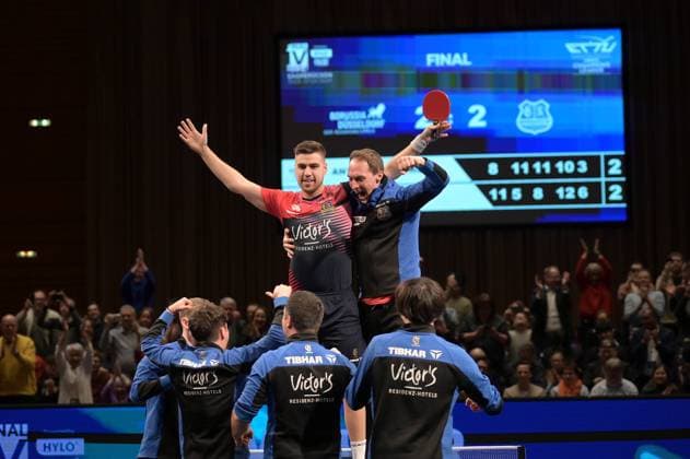 Bilder des Jahres 2024, Sport 04 April Sport Themen der Woche KW14 Sport Bilder des Tages TTCL Finale 1. FC Saarbrücken TT - Borussia Düsseldorf am 01.04.2024 in der Saarlandhalle in Saarbrücken Darko Jorgic ( Saarbrücken ) sowie die Mannschaft jubeln nach dem Sieg