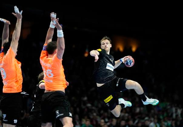 Bilder des Jahres 2024, Sport 04 April Sport Themen der Woche KW14 Sport Bilder des Tages Germany, Berlin, 02.04.2024, Max-Schmeling-Halle, Fuchse Berlin vs Kadetten Schaffhausen - EHF-Pokal, Mathias Gidsel (Fuchse Berlin) controls the ball Berlin Max-Schmeling-Halle Berlin Germany