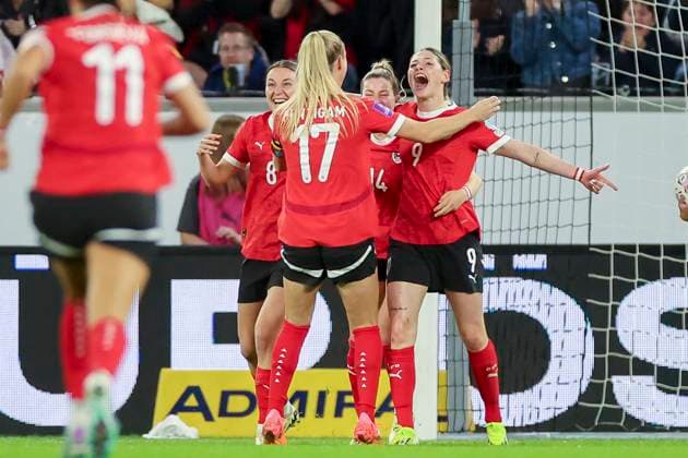 Bilder des Jahres 2024, Sport 04 April Sport Themen der Woche KW14 Sport Bilder des Tages Eileen Campbell (Austria) bejubelt seinen Treffer mit den Teamkollegen, UEFA Womens European Qualifiers - Group A4, Austria vs Germany, Oberoesterreich Arena, 05.04.2024, Linz, Oesterreich.
