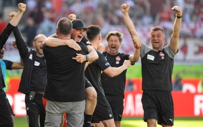 Bilder des Jahres 2024, Sport 04 April Sport Themen der Woche KW14 Sport Bilder des Tages 06.04.2024, xemx, Fussball 1.Bundesliga, 1.FC Heidenheim - Bayern München emspor, v.l. Mannschaft, Spieler, jubeln nach Spielende, celebrate at the end of the match (DFL DFB REGULATIONS PROHIBIT ANY USE OF PHOTOGRAPHS as IMAGE SEQUENCES and or QUASI-VIDEO) Heidenheim