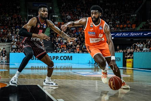 Bilder des Jahres 2024, Sport 04 April Sport Themen der Woche KW14 Sport Bilder des Tages 06.04.2024, ratiopharm Arena, Germany, Neu Ulm, ratiopharm ulm vs Bamberg Baskets - Basketball Bundesliga, Ejiofor Onu (Bamberg Baskets) und Trevion Williams (ratiopharm ulm) im Zweikampf (Foto H. Langer) ratiopharm Arena Neu Ulm Germany