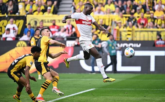 Bilder des Jahres 2024, Sport 04 April Sport Themen der Woche KW14 Sport Bilder des Tages Fussball, Bundesliga, Deutschland, Herren, Saison 2023 2024, 28. Spieltag, Signal Iduna Park Dortmund: Bor. Dortmund - VfB Stuttgart; Serhou Guirassy (STG), Nico Schlotterbeck (BVB). Aktion DFB DFL REGULATIONS PROHIBIT ANY USE OF PHOTOGRAPHS AS IMAGE SEQUENCES AND OR QUASI-VIDEO