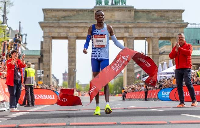 Bilder des Jahres 2024, Sport 04 April Sport Themen der Woche KW14 Sport Bilder des Tages Berlin, 07.04.24, Leichtathletik, Generali Berliner Halbmarathon 2024. Daniel Ebenyo aus Kenia laeuft ins Ziel und gewinnt den diesjaehrigen Halbmarathon. Generali Berlin Halbmarathon 2024