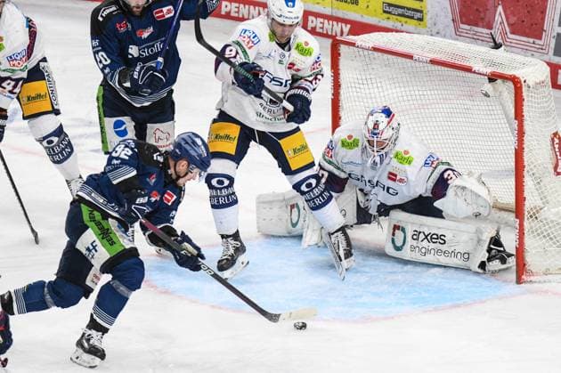 Bilder des Jahres 2024, Sport 04 April Sport Themen der Woche KW14 Sport Bilder des Tages Straubing Tigers vs. Grizzlys Wolfsburg, Eishockey, Deutsche Eishockey Liga, Penny DEL, 3.Spieltag Playoffs Viertelfinale, Saison 2022 2023, 19.03.2023 Marcel Brandt (Straubing Tigers) mit der Chance vor Jake Hildebrand (Eisbären Eisbaeren Berlin), Eishockey Herren, Deutsche Eishockey Liga, Penny DEL, PlayOffs Halbfinale, 4. Spieltag, Saison 2023 2024 am 07.04.2024 im Eisstadion am Pulverturm, Straubing Tigers (blau) gegen Eisbären Eisbaeren Berlin (weiss)