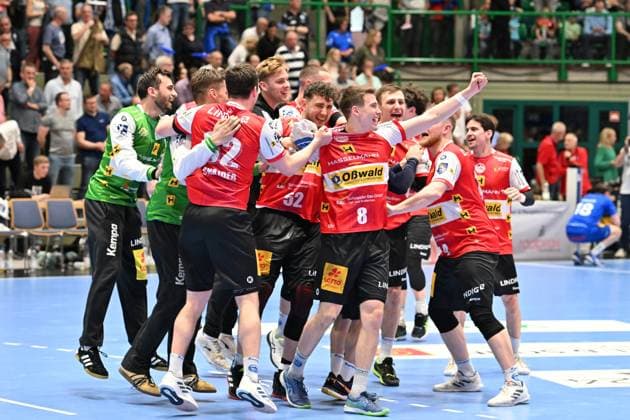 Bilder des Jahres 2024, Sport 04 April Sport Themen der Woche KW14 Sport Bilder des Tages GER, 1.HBL, BHC06, BHC06 vs. THSV Eisenach 07.04.2024 Wuppertal, Uni-Halle, BHC06 vs.THSV Eisenach 1.Liqui Moly HBL , regulations prohibit any use of photographs as image sequences and or quasi-video im Bild Jubel von Eisenach nach dem Spiel gegen den BHC.