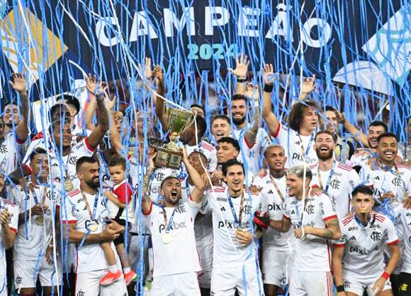 Bilder des Jahres 2024, Sport 04 April Sport Themen der Woche KW14 Sport Bilder des Tages Rio de Janeiro, Brazil, March 30th 2024: Flamengo players celebrate with trophy after winning the Campeonato Carioca Final between Flamengo and Nova Iguacu at the Maracana stadium in Rio de Janeiro, Brazil. (Andre Ricardo Sports Press Photo SPP) Copyright: xAndrexRicardox xSportsxPressxPhotox xSPPx spp-en-AnRiSpPrPh-andrericardo070424-56