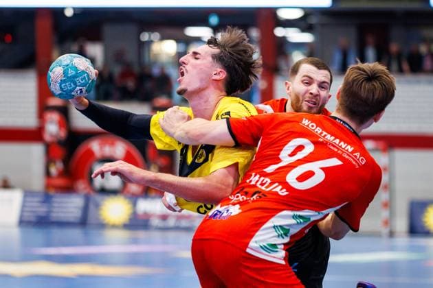 Bilder des Jahres 2024, Sport 04 April Sport Themen der Woche KW15 Sport Bilder des Tages v.l. Mikael Helmersson (HSC 2000 Coburg, 24), Dominik Ebner (TuS N-Luebbecke, 09), Tim Roman Wieling (TuS N-Luebbecke, 96) GER, TuS N-Luebbecke vs. HSC 2000 Coburg, Handball, 2. Bundesliga, 27. Spieltag, Spielzeit 2023 2024, 08.04.2024 GER, TuS N-Luebbecke vs. HSC 2000 Coburg, Handball, 2. Bundesliga, 27. Spieltag, Spielzeit 2023 2024, 08.04.2024 Luebbecke Copyright: xEibner-Pressefotox xJanxStrohdiekx EP_JSK