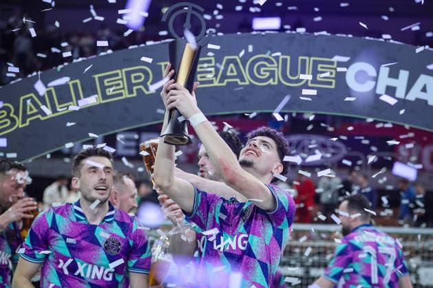 Bilder des Jahres 2024, Sport 04 April Sport Themen der Woche KW15 Sport Bilder des Tages 08.04.2024, Düsseldorf, Fußball, Baller League, PSD Bank Dome, Final Four, Finale Calcio Berlin - Streets United: Streets United wird Baller League Champion, Tyreece Herzhauser (Streets United, 11) steht jubelnd mit dem Pokal auf dem Siegerehrungspodest Nordrhein-Westfalen Deutschland