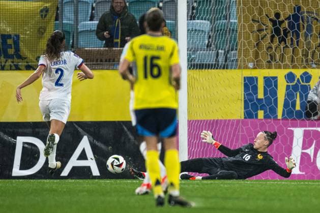 240409 Goalkeeper Pauline Peyraud-Magnin of France during the UEFA Women s EURO Qualifier, EM, Europameisterschaft football match between Sweden and France on April 9, 2024 in Gothenburg. Photo: Carl Sandin BILDBYRAN kod CS MB0902 fotboll football soccer fotball em-kval kval uefa womens euro qualifier qualifier sverige sweden frankrike dam bbeng women kvinner france bbauto Copyright: CARLxSANDIN BB240409CS039