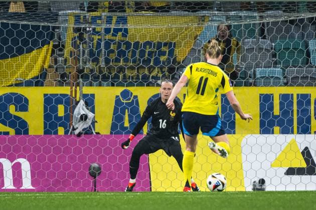 240409 goalkeeper Pauline Peyraud-Magnin of France and Stina Blackstenius of Sweden during the UEFA Women s EURO Qualifier, EM, Europameisterschaft football match between Sweden and France on April 9, 2024 in Gothenburg. Photo: Daniel Stiller BILDBYRAN kod DS MB0902 fotboll football soccer fotball em-kval kval uefa womens euro qualifier qualifier sverige sweden frankrike dam bbeng women kvinner france Copyright: DANIELxSTILLER BB240409DS026