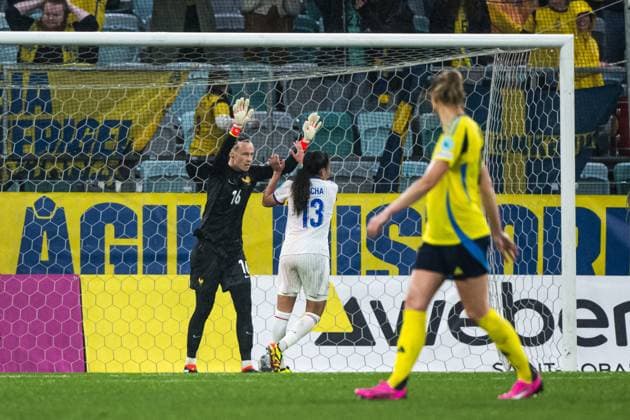 240409 goalkeeper Pauline Peyraud-Magnin of France during the UEFA Women s EURO Qualifier, EM, Europameisterschaft football match between Sweden and France on April 9, 2024 in Gothenburg. Photo: Daniel Stiller BILDBYRAN kod DS MB0902 fotboll football soccer fotball em-kval kval uefa womens euro qualifier qualifier sverige sweden frankrike dam bbeng women kvinner france Copyright: DANIELxSTILLER BB240409DS027