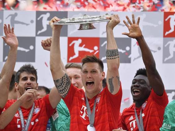 Niklas Süle FC Bayern München, Jubel mit Meisterschale, Trophäe, Meisterfeier 2019, FC Bayern München ist zum 29. Mal Deutscher Meister der Bundesliga, Allianz-Arena, München, Bayern, Deutschland, Europa