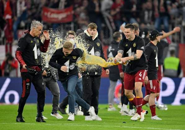 Bierdusche, Niklas Süle FC Bayern München FCB 04, FC Bayern München feiert seine 10. Meisterschaft in Folge, Allianz Arena, München, Bayern, Deutschland, Europa