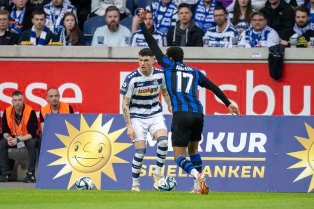 Fussball: 3. Liga, Saison 2023 2024, 33. Spieltag, MSV Duisburg - SV Waldhof Mannheim am 12.04.2024 in der Schauinsland-Reisen-Arena in Duisburg. Zweikampf zwischen Niklas Koelle (MSV Duisburg, 11) und Samuel Abifade (SV Waldhof Mannheim 07, 17). Wichtiger Hinweis: Gemaess den Vorgaben der DFL Deutsche Fussball Liga bzw. des DFB Deutscher Fussball-Bund ist es untersagt, in dem Stadion und oder vom Spiel angefertigte Fotoaufnahmen in Form von Sequenzbildern und oder videoaehnlichen Fotostrecken zu verwerten bzw. verwerten zu lassen. Foto: Kirchner-Media TH Copyright: xKirchner-Media THx