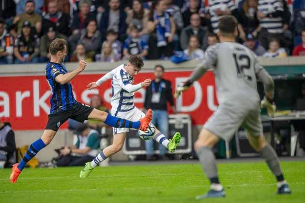 Fussball: 3. Liga, Saison 2023 2024, 33. Spieltag, MSV Duisburg - SV Waldhof Mannheim am 12.04.2024 in der Schauinsland-Reisen-Arena in Duisburg. Zweikampf zwischen Lukas Kluenter (SV Waldhof Mannheim 07, 24) und Jonas Michelbrink (MSV Duisburg, 16). Wichtiger Hinweis: Gemaess den Vorgaben der DFL Deutsche Fussball Liga bzw. des DFB Deutscher Fussball-Bund ist es untersagt, in dem Stadion und oder vom Spiel angefertigte Fotoaufnahmen in Form von Sequenzbildern und oder videoaehnlichen Fotostrecken zu verwerten bzw. verwerten zu lassen. Foto: Kirchner-Media TH Copyright: xKirchner-Media THx