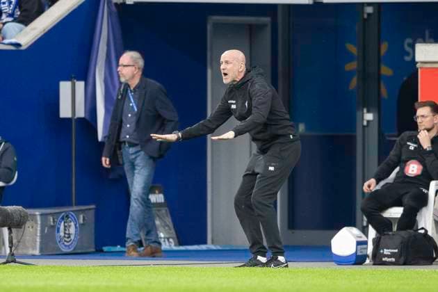 Fussball: 3. Liga, Saison 2023 2024, 33. Spieltag, MSV Duisburg - SV Waldhof Mannheim am 12.04.2024 in der Schauinsland-Reisen-Arena in Duisburg. Marco Antwerpen (SV Waldhof Mannheim 07, Trainer) will seine Mannschaft beruhigen. Wichtiger Hinweis: Gemaess den Vorgaben der DFL Deutsche Fussball Liga bzw. des DFB Deutscher Fussball-Bund ist es untersagt, in dem Stadion und oder vom Spiel angefertigte Fotoaufnahmen in Form von Sequenzbildern und oder videoaehnlichen Fotostrecken zu verwerten bzw. verwerten zu lassen. Foto: Kirchner-Media TH Copyright: xKirchner-Media THx