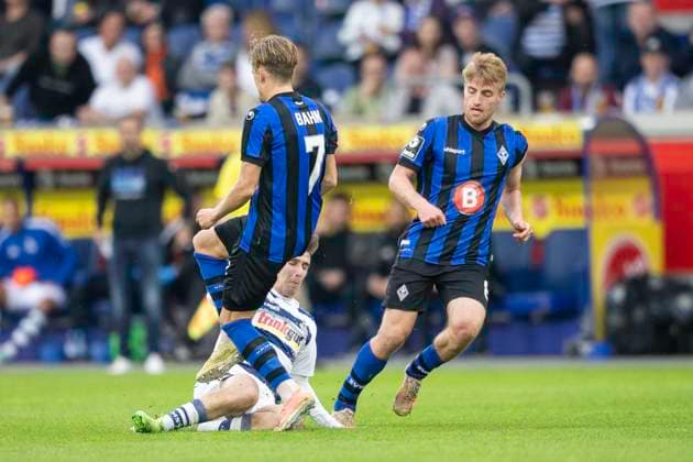 Fussball: 3. Liga, Saison 2023 2024, 33. Spieltag, MSV Duisburg - SV Waldhof Mannheim am 12.04.2024 in der Schauinsland-Reisen-Arena in Duisburg. Jonas Michelbrink (MSV Duisburg, 16) rutscht in Bentley Baxter Bahn (SV Waldhof Mannheim 07, 07) hinein. Wichtiger Hinweis: Gemaess den Vorgaben der DFL Deutsche Fussball Liga bzw. des DFB Deutscher Fussball-Bund ist es untersagt, in dem Stadion und oder vom Spiel angefertigte Fotoaufnahmen in Form von Sequenzbildern und oder videoaehnlichen Fotostrecken zu verwerten bzw. verwerten zu lassen. Foto: Kirchner-Media TH Copyright: xKirchner-Media THx