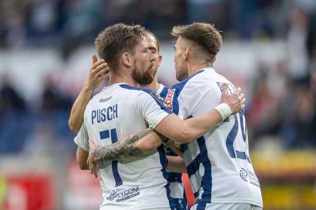 Fussball: 3. Liga, Saison 2023 2024, 33. Spieltag, MSV Duisburg - SV Waldhof Mannheim am 12.04.2024 in der Schauinsland-Reisen-Arena in Duisburg. Die Duisburger Spieler Kolja Pusch (MSV Duisburg, 07), Ahmet Engin (MSV Duisburg, 39) und Joshua Bitter (MSV Duisburg, 29) bejubeln das Tor zum 1:0. Wichtiger Hinweis: Gemaess den Vorgaben der DFL Deutsche Fussball Liga bzw. des DFB Deutscher Fussball-Bund ist es untersagt, in dem Stadion und oder vom Spiel angefertigte Fotoaufnahmen in Form von Sequenzbildern und oder videoaehnlichen Fotostrecken zu verwerten bzw. verwerten zu lassen. Foto: Kirchner-Media TH Copyright: xKirchner-Media THx