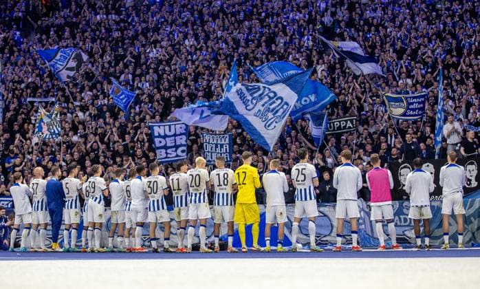 Bilder des Jahres 2024, Sport 04 April Sport Themen der Woche KW15 Sport Bilder des Tages Berlin, 12.04.2024, Fussball, 2.Bundesliga, 29. Spieltag, Hertha BSC - Hansa Rostock, Olympiastadion. Spieler von Hertha BSC bedanken sich bei den Fans. DFL regulations and DFB regulations prohibit any use of photographs as image sequences and or quasi-video, Foto: Andreas Gora Hertha BSC - Hansa Rostock