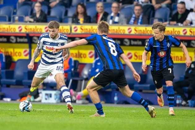 Fussball: 3. Liga, Saison 2023 2024, 33. Spieltag, MSV Duisburg - SV Waldhof Mannheim am 12.04.2024 in der Schauinsland-Reisen-Arena in Duisburg. Zweikampf zwischen Alexander Esswein (MSV Duisburg, 40) und Fridolin Wagner (SV Waldhof Mannheim 07, 08). Dabei Bentley Baxter Bahn (SV Waldhof Mannheim 07, 07). Wichtiger Hinweis: Gemaess den Vorgaben der DFL Deutsche Fussball Liga bzw. des DFB Deutscher Fussball-Bund ist es untersagt, in dem Stadion und oder vom Spiel angefertigte Fotoaufnahmen in Form von Sequenzbildern und oder videoaehnlichen Fotostrecken zu verwerten bzw. verwerten zu lassen. Foto: Kirchner-Media TH Copyright: xKirchner-Media THx