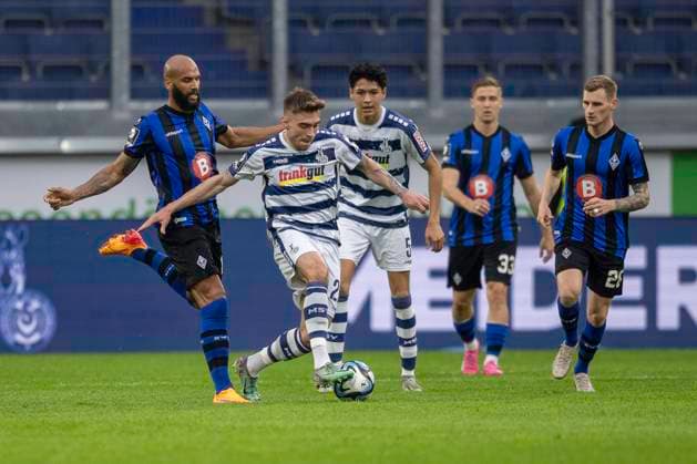 Fussball: 3. Liga, Saison 2023 2024, 33. Spieltag, MSV Duisburg - SV Waldhof Mannheim am 12.04.2024 in der Schauinsland-Reisen-Arena in Duisburg. Zweikampf zwischen Terrence Boyd (SV Waldhof Mannheim 07, 13) und Joshua Bitter (MSV Duisburg, 29). Dahinter Santiago Castaneda (MSV Duisburg, 05), Martin Kobylanski (SV Waldhof Mannheim 07, 33) und Jonas Carls (SV Waldhof Mannheim 07, 28). Wichtiger Hinweis: Gemaess den Vorgaben der DFL Deutsche Fussball Liga bzw. des DFB Deutscher Fussball-Bund ist es untersagt, in dem Stadion und oder vom Spiel angefertigte Fotoaufnahmen in Form von Sequenzbildern und oder videoaehnlichen Fotostrecken zu verwerten bzw. verwerten zu lassen. Foto: Kirchner-Media TH Copyright: xKirchner-Media THx