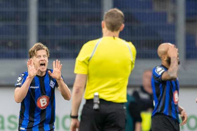 Fussball: 3. Liga, Saison 2023 2024, 33. Spieltag, MSV Duisburg - SV Waldhof Mannheim am 12.04.2024 in der Schauinsland-Reisen-Arena in Duisburg. Bentley Baxter Bahn (SV Waldhof Mannheim 07, 07) kann die Entscheidung von Schiedsrichter Martin Petersen nicht verstehen. Wichtiger Hinweis: Gemaess den Vorgaben der DFL Deutsche Fussball Liga bzw. des DFB Deutscher Fussball-Bund ist es untersagt, in dem Stadion und oder vom Spiel angefertigte Fotoaufnahmen in Form von Sequenzbildern und oder videoaehnlichen Fotostrecken zu verwerten bzw. verwerten zu lassen. Foto: Kirchner-Media TH Copyright: xKirchner-Media THx