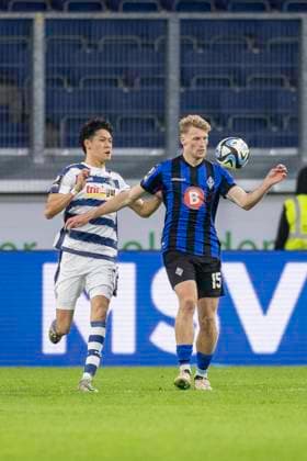 Fussball: 3. Liga, Saison 2023 2024, 33. Spieltag, MSV Duisburg - SV Waldhof Mannheim am 12.04.2024 in der Schauinsland-Reisen-Arena in Duisburg. Zweikmapf zwischen Santiago Castaneda (MSV Duisburg, 05) und Malte Karbstein (SV Waldhof Mannheim 07, 15). Wichtiger Hinweis: Gemaess den Vorgaben der DFL Deutsche Fussball Liga bzw. des DFB Deutscher Fussball-Bund ist es untersagt, in dem Stadion und oder vom Spiel angefertigte Fotoaufnahmen in Form von Sequenzbildern und oder videoaehnlichen Fotostrecken zu verwerten bzw. verwerten zu lassen. Foto: Kirchner-Media TH Copyright: xKirchner-Media THx