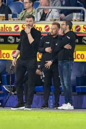 Fussball: 3. Liga, Saison 2023 2024, 33. Spieltag, MSV Duisburg - SV Waldhof Mannheim am 12.04.2024 in der Schauinsland-Reisen-Arena in Duisburg. Beratschlagung bei den Duisburgern. Dabei Branimir Bajic (MSV Duisburg, Leiter Lizenzmannschaft), Philipp Klug (MSV Duisburg, Co-Trainer) und Boris Schommers (MSV Duisburg, Trainer). Wichtiger Hinweis: Gemaess den Vorgaben der DFL Deutsche Fussball Liga bzw. des DFB Deutscher Fussball-Bund ist es untersagt, in dem Stadion und oder vom Spiel angefertigte Fotoaufnahmen in Form von Sequenzbildern und oder videoaehnlichen Fotostrecken zu verwerten bzw. verwerten zu lassen. Foto: Kirchner-Media TH Copyright: xKirchner-Media THx