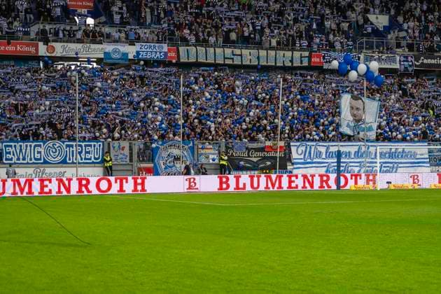 Fussball: 3. Liga, Saison 2023 2024, 33. Spieltag, MSV Duisburg - SV Waldhof Mannheim am 12.04.2024 in der Schauinsland-Reisen-Arena in Duisburg. Die Duisburger Fans stehen noch hinter ihrem Verein und singen das Vereinslied. Wichtiger Hinweis: Gemaess den Vorgaben der DFL Deutsche Fussball Liga bzw. des DFB Deutscher Fussball-Bund ist es untersagt, in dem Stadion und oder vom Spiel angefertigte Fotoaufnahmen in Form von Sequenzbildern und oder videoaehnlichen Fotostrecken zu verwerten bzw. verwerten zu lassen. Foto: Kirchner-Media TH Copyright: xKirchner-Media THx