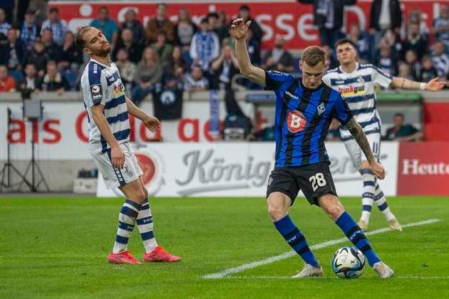 Fussball: 3. Liga, Saison 2023 2024, 33. Spieltag, MSV Duisburg - SV Waldhof Mannheim am 12.04.2024 in der Schauinsland-Reisen-Arena in Duisburg. Jonas Carls (SV Waldhof Mannheim 07, 28) mit einem Befreiungsschlag. Dahinter ist Joshua Bitter (MSV Duisburg, 29) enttaeuscht. Wichtiger Hinweis: Gemaess den Vorgaben der DFL Deutsche Fussball Liga bzw. des DFB Deutscher Fussball-Bund ist es untersagt, in dem Stadion und oder vom Spiel angefertigte Fotoaufnahmen in Form von Sequenzbildern und oder videoaehnlichen Fotostrecken zu verwerten bzw. verwerten zu lassen. Foto: Kirchner-Media TH Copyright: xKirchner-Media THx