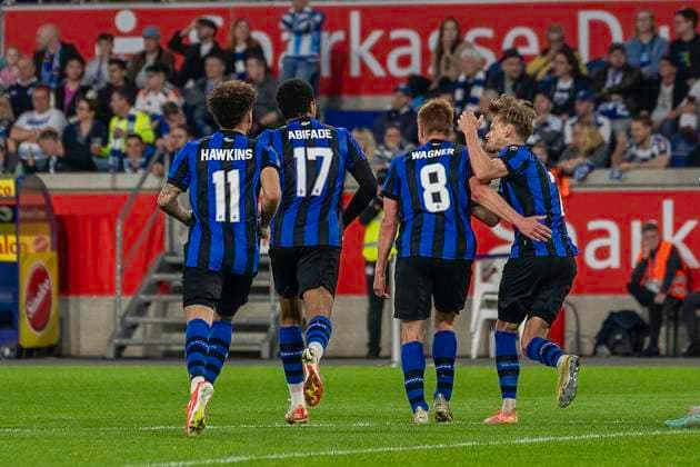 Fussball: 3. Liga, Saison 2023 2024, 33. Spieltag, MSV Duisburg - SV Waldhof Mannheim am 12.04.2024 in der Schauinsland-Reisen-Arena in Duisburg. Die Mannheimer Spieler Jaden Hawkins (SV Waldhof Mannheim 07, 11), Samuel Abifade (SV Waldhof Mannheim 07, 17), Fridolin Wagner (SV Waldhof Mannheim 07, 08) und Bentley Baxter Bahn (SV Waldhof Mannheim 07, 07) bejubeln das Tor zum 1:1 Ausgleich. Wichtiger Hinweis: Gemaess den Vorgaben der DFL Deutsche Fussball Liga bzw. des DFB Deutscher Fussball-Bund ist es untersagt, in dem Stadion und oder vom Spiel angefertigte Fotoaufnahmen in Form von Sequenzbildern und oder videoaehnlichen Fotostrecken zu verwerten bzw. verwerten zu lassen. Foto: Kirchner-Media TH Copyright: xKirchner-Media THx