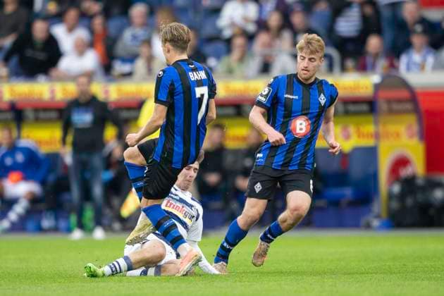 Fussball: 3. Liga, Saison 2023 2024, 33. Spieltag, MSV Duisburg - SV Waldhof Mannheim am 12.04.2024 in der Schauinsland-Reisen-Arena in Duisburg. Jonas Michelbrink (MSV Duisburg, 16) rutscht in Bentley Baxter Bahn (SV Waldhof Mannheim 07, 07) hinein. Wichtiger Hinweis: Gemaess den Vorgaben der DFL Deutsche Fussball Liga bzw. des DFB Deutscher Fussball-Bund ist es untersagt, in dem Stadion und oder vom Spiel angefertigte Fotoaufnahmen in Form von Sequenzbildern und oder videoaehnlichen Fotostrecken zu verwerten bzw. verwerten zu lassen. Foto: Kirchner-Media TH Copyright: xKirchner-Media THx