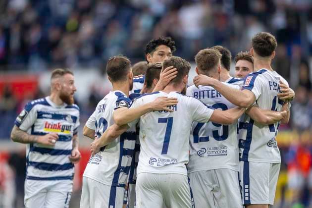 Fussball: 3. Liga, Saison 2023 2024, 33. Spieltag, MSV Duisburg - SV Waldhof Mannheim am 12.04.2024 in der Schauinsland-Reisen-Arena in Duisburg. Die Duisburger Spieler bejubeln das Tor zum 1:0. Wichtiger Hinweis: Gemaess den Vorgaben der DFL Deutsche Fussball Liga bzw. des DFB Deutscher Fussball-Bund ist es untersagt, in dem Stadion und oder vom Spiel angefertigte Fotoaufnahmen in Form von Sequenzbildern und oder videoaehnlichen Fotostrecken zu verwerten bzw. verwerten zu lassen. Foto: Kirchner-Media TH Copyright: xKirchner-Media THx