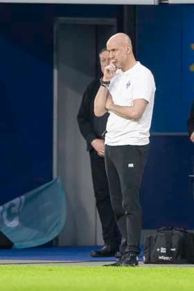 Fussball: 3. Liga, Saison 2023 2024, 33. Spieltag, MSV Duisburg - SV Waldhof Mannheim am 12.04.2024 in der Schauinsland-Reisen-Arena in Duisburg. Marco Antwerpen (SV Waldhof Mannheim 07, Trainer) ist ratlos. Wichtiger Hinweis: Gemaess den Vorgaben der DFL Deutsche Fussball Liga bzw. des DFB Deutscher Fussball-Bund ist es untersagt, in dem Stadion und oder vom Spiel angefertigte Fotoaufnahmen in Form von Sequenzbildern und oder videoaehnlichen Fotostrecken zu verwerten bzw. verwerten zu lassen. Foto: Kirchner-Media TH Copyright: xKirchner-Media THx