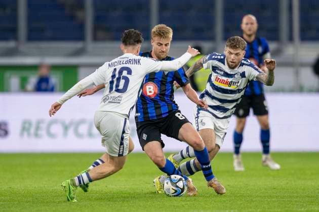 Fussball: 3. Liga, Saison 2023 2024, 33. Spieltag, MSV Duisburg - SV Waldhof Mannheim am 12.04.2024 in der Schauinsland-Reisen-Arena in Duisburg. Zweikampf zwischen Jonas Michelbrink (MSV Duisburg, 16) und Fridolin Wagner (SV Waldhof Mannheim 07, 08). Dahinter versucht Alexander Esswein (MSV Duisburg, 40) zu unterstuetzen. Wichtiger Hinweis: Gemaess den Vorgaben der DFL Deutsche Fussball Liga bzw. des DFB Deutscher Fussball-Bund ist es untersagt, in dem Stadion und oder vom Spiel angefertigte Fotoaufnahmen in Form von Sequenzbildern und oder videoaehnlichen Fotostrecken zu verwerten bzw. verwerten zu lassen. Foto: Kirchner-Media TH Copyright: xKirchner-Media THx