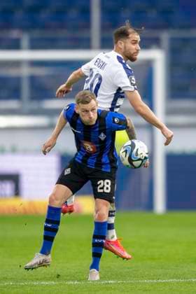 Fussball: 3. Liga, Saison 2023 2024, 33. Spieltag, MSV Duisburg - SV Waldhof Mannheim am 12.04.2024 in der Schauinsland-Reisen-Arena in Duisburg. Zweikampf zwischen Jonas Carls (SV Waldhof Mannheim 07, 28) und Ahmet Engin (MSV Duisburg, 39). Wichtiger Hinweis: Gemaess den Vorgaben der DFL Deutsche Fussball Liga bzw. des DFB Deutscher Fussball-Bund ist es untersagt, in dem Stadion und oder vom Spiel angefertigte Fotoaufnahmen in Form von Sequenzbildern und oder videoaehnlichen Fotostrecken zu verwerten bzw. verwerten zu lassen. Foto: Kirchner-Media TH Copyright: xKirchner-Media THx