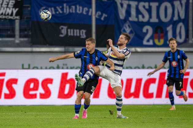 Fussball: 3. Liga, Saison 2023 2024, 33. Spieltag, MSV Duisburg - SV Waldhof Mannheim am 12.04.2024 in der Schauinsland-Reisen-Arena in Duisburg. Zweikampf zwischen Martin Kobylanski (SV Waldhof Mannheim 07, 33) und Kolja Pusch (MSV Duisburg, 07). Wichtiger Hinweis: Gemaess den Vorgaben der DFL Deutsche Fussball Liga bzw. des DFB Deutscher Fussball-Bund ist es untersagt, in dem Stadion und oder vom Spiel angefertigte Fotoaufnahmen in Form von Sequenzbildern und oder videoaehnlichen Fotostrecken zu verwerten bzw. verwerten zu lassen. Foto: Kirchner-Media TH Copyright: xKirchner-Media THx