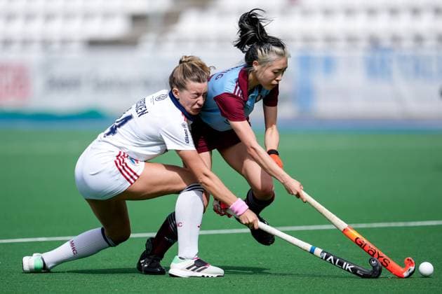 Bilder des Jahres 2024, Sport 04 April Sport Themen der Woche KW15 Sport Bilder des Tages v.li.: Aina Lilly Kresken (MHC, 14), Yani Zhong (UHC, 27), Zweikampf, Spielszene, Duell, duel, tackle, tackling, Dynamik, Action, Aktion, 13.04.2024, Mannheim (Deutschland), Hockey, 1. Bundesliga, Damen, Mannheimer HC - UHC Hamburg