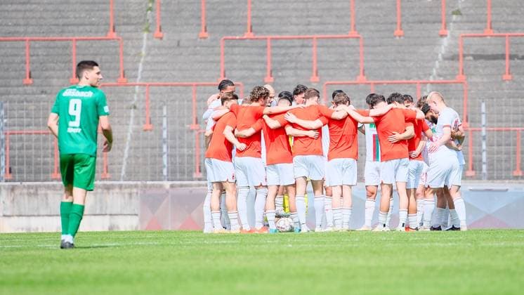 Team (FC Augsburg II), Spielerkreis beim Spiel FC Augsburg II v SpVgg Ansbach, Fußball, Herren, Regionalliga Bayern 2023 2024, 29.Spieltag am 13.04.2024 in Augsburg, Rosenaustadion. Bayern Deutschland