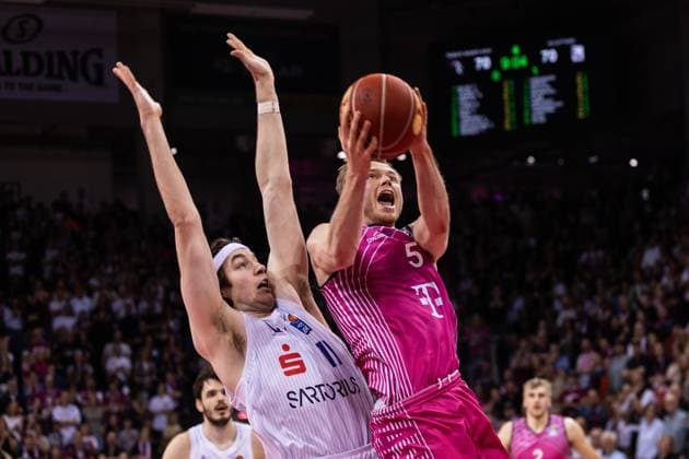 Bilder des Jahres 2024, Sport 04 April Sport Themen der Woche KW15 Sport Bilder des Tages easyCredit Basketball Bundesliga, Telekom Baskets Bonn vs. BG Göttingen, 14.04.2024 Harald Frey (Telekom Baskets Bonn 5) gegen Grant Anticevich (BG Göttingen 11) - easyCredit Basketball Bundesliga, Telekom Baskets Bonn vs. BG Göttingen, 14.04.2024, Telekom Dome Bonn Copyright: xBEAUTIFULxSPORTS Derixx