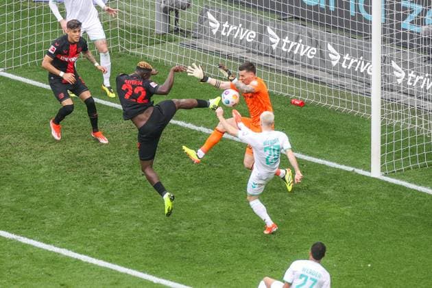Sport Bilder des Tages 14.04.2024, Fussball, 2. Bundesliga, 29. Spieltag, Saison 2023 2024, Bayer Leverkusen - Werder Bremen, v. l. Victor Boniface (Bayer Leverkusen), Torwart Michael Zetterer (SV Werder Bremen), Romano Schmid (SV Werder Bremen) Leverkusen BayArena NRW Deutschland xRHR-FOTO TRx Copyright: RHR-FOTOx RHR-FOTO TR