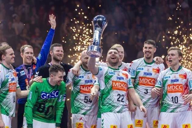 Bilder des Jahres 2024, Sport 04 April Sport Themen der Woche KW15 Sport Bilder des Tages Handball I Herren I DHB-Pokal I Saison 2023-2024 I Finale I SC Magdeburg - MT Melsungen I 14.04.2024 Lukas Mertens (22, SC Magdeburg) mit Pokal Köln Lanxess Arena NRW Deutschland Copyright: xLobeca PatrickxSuephkex