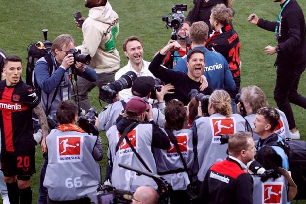 Bilder des Jahres 2024, Sport 04 April Sport Themen der Woche KW15 Sport Bilder des Tages ALONSO Xabier Trainer Team Bayer 04 Leverkusen Jubelt nach dem gewinn der Deutschen Meisterschaft mit Sportdirektor ROLFES Simon DFL Bundesliga Saison 2023 - 2024 Bundesliga Spiel Bayer 04 Leverkusen - Werder Bremen Bayer Leverkusen Deutscher Fussballmeister 2024 am 14.04. 2024 in Leverkusen DFL REGULATIONS PROHIBIT ANY USE OF PHOTOGRAPHS as IMAGE SEQUENCES and or QUASI-VIDEO Copyright: xLacixPerenyix