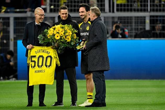 Bilder des Jahres 2024, Sport 04 April Sport Themen der Woche KW16 Sport Bilder des Tages 16.04.2024, xjrdrx, Fussball UEFA Champions League, Borussia Dortmund - Atletico Madrid emspor, v.l. Ehrung fuer für Mats Hummels (Borussia Dortmund) 500 Spiele mit Sebastian Kehl (Leiter Lizenzbereich Borussia Dortmund) Geschaeftsfuehrer Hans-Joachim Watzke (Borussia Dortmund) (DFL DFB REGULATIONS PROHIBIT ANY USE OF PHOTOGRAPHS as IMAGE SEQUENCES and or QUASI-VIDEO) Dortmund