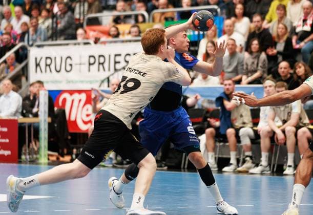 Elias Huber (HBW Balingen-Weilstetten, 07) im Zweikampf gegen Lukas Stutzke (Bergischer HC, 39) HBW Balingen-Weilstetten (HBW) vs. Bergischer HC (BHC), Handball, Maenner, Liqui Moly Handball Bundesliga (HBL), 29. Spieltag, Spielzeit 2023 2024, 19.04.2024 HBW Balingen-Weilstetten (HBW) vs. Bergischer HC (BHC), Handball, Maenner, Liqui Moly Handball Bundesliga (HBL), 29. Spieltag, Spielzeit 2023 2024, 19.04.2024 Balingen Copyright: xEibnerxPressefoto OliverxSchmidtx EP_OST