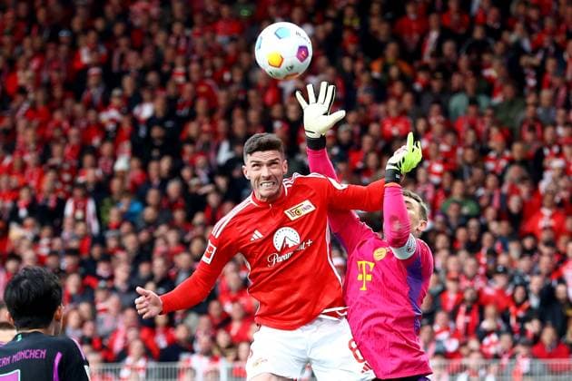 Bilder des Jahres 2024, Sport 04 April Sport Themen der Woche KW16 Sport Bilder des Tages 20.04.2024, xtgx, Fussball 1.Bundesliga, Union Berlin - FC Bayern München emspor, v.l. Rani Khedira (1. FC Union Berlin) Manuel Neuer of Bayern München Zweikampf, Aktion, action, battle for the ball (DFL DFB REGULATIONS PROHIBIT ANY USE OF PHOTOGRAPHS as IMAGE SEQUENCES and or QUASI-VIDEO) Berlin